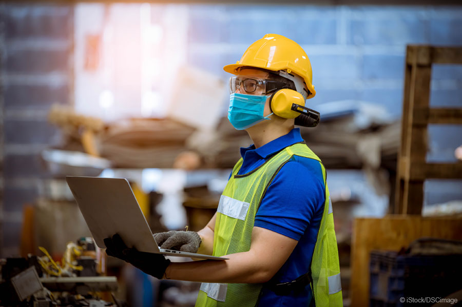 Arbeiter mit Schutzhelm und Gehörschutz